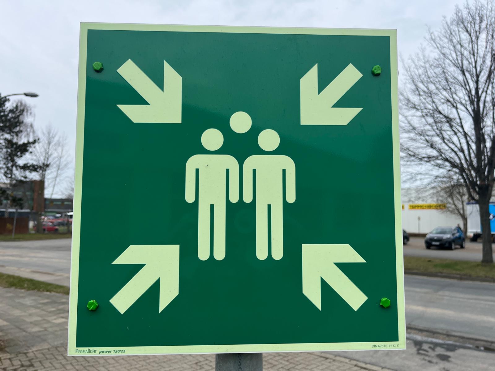 Sammelplatz-Schild für Evakuierungshelfer