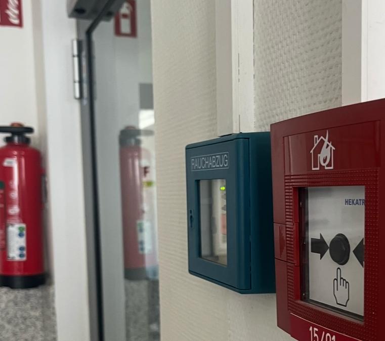 Brandschutzmotiv mit Druckknopfmeldern