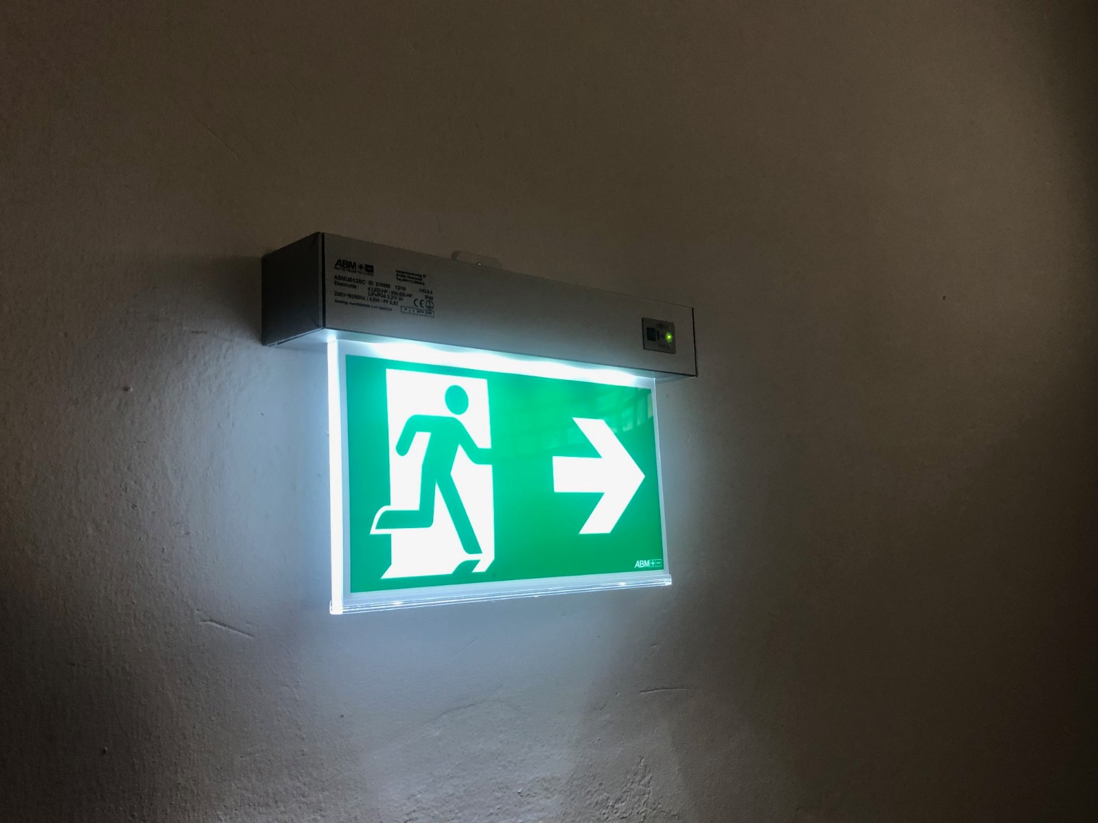 Fluchtweg-Schild als Praxisbild für Evakuierungskonzepte